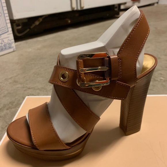 Calder platform brand new in box never used - Picture 2 of 2